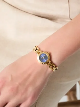 Analoge Uhr aus recyceltem Stahl mit Kristallen