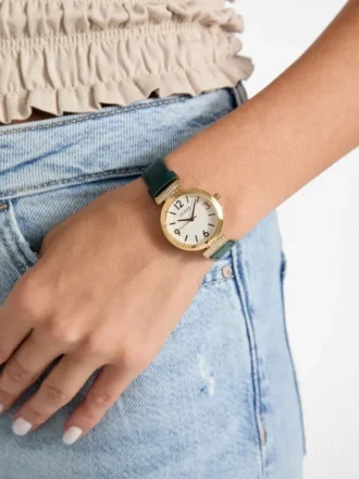 Analoge Uhr in Goldoptik und Leder
