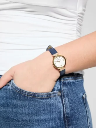 Analoge Uhr in Goldoptik und marineblauem Leder