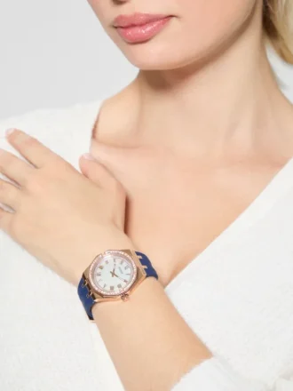 Analoge Uhr in Roségold-Optik und Marineblau mit Silikonarmband