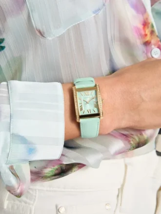 Analoge Uhr mit blauem Lederarmband