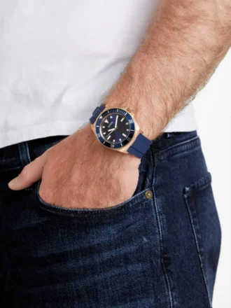 Analoguhr in Roségold-Optik mit blauem Silikonarmband