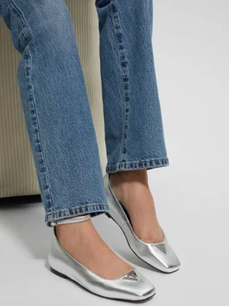 Metallic-Ballerinas mit Fesselriemen